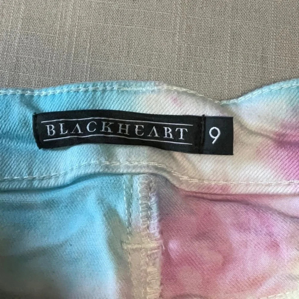 BLACKHEART - Picture 3 of 6
